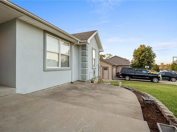 3rd image of 600 High Prairie Pl