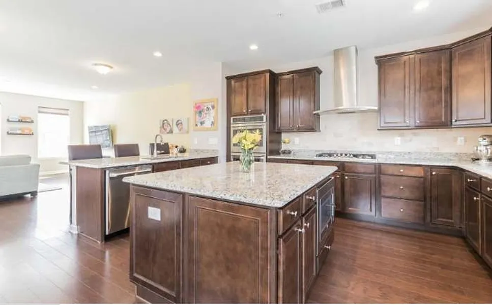 3 bed, 2.5 bath, 2262 sqft, $3,700 — Photo 4