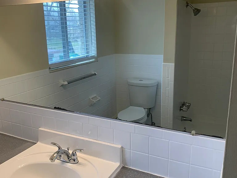 Silver Pines Apartments — Photo 30