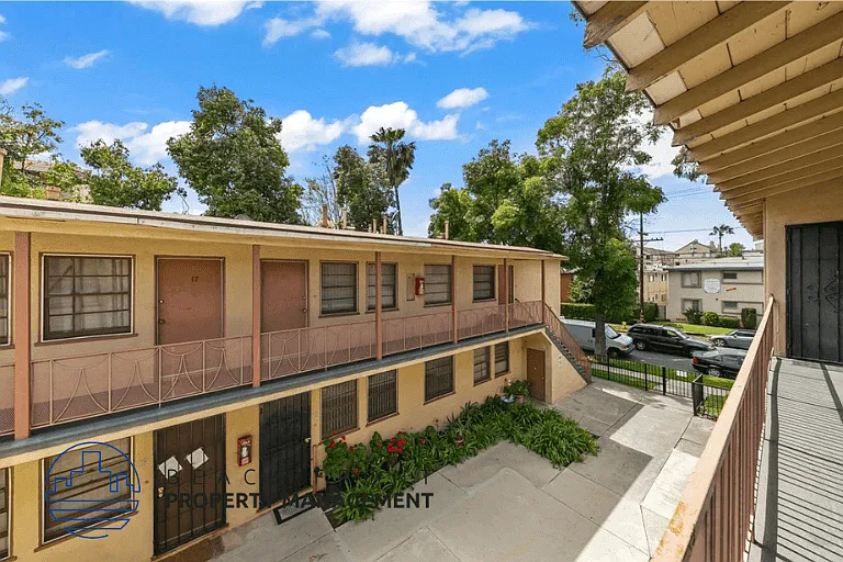 608 W. Hyde Park Blvd. — Photo 1