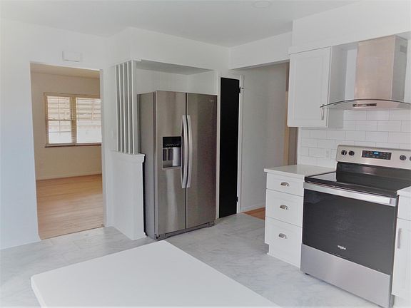 3rd image of 20144 Hilliard Blvd #2