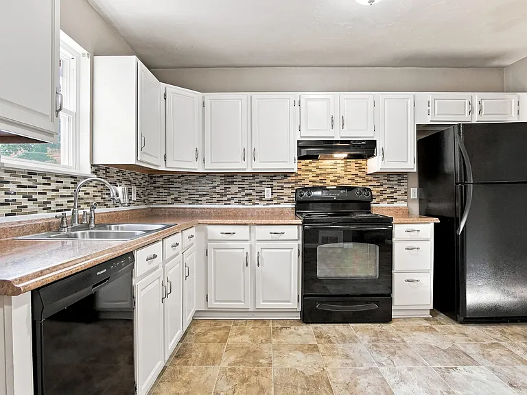 4705 S Hudson Ave — Photo 4