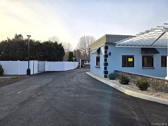 3rd image of 815 Violet Ave