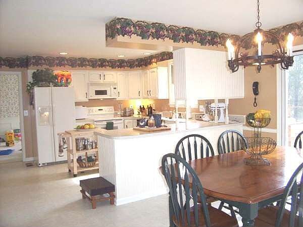 Large Eat-in Kitchen