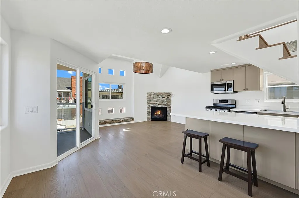 3 bed, 2130 sqft, $9,500 — Photo 3