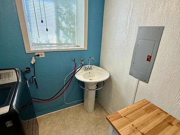 4th image of 2036 Lavey St
