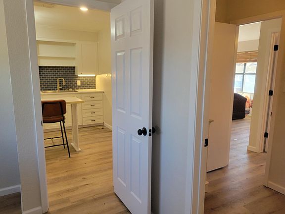 5th image of 8 Teakwood Ln