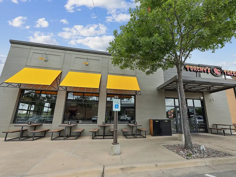 Close to Oaks at Lakeway with multiple dining options