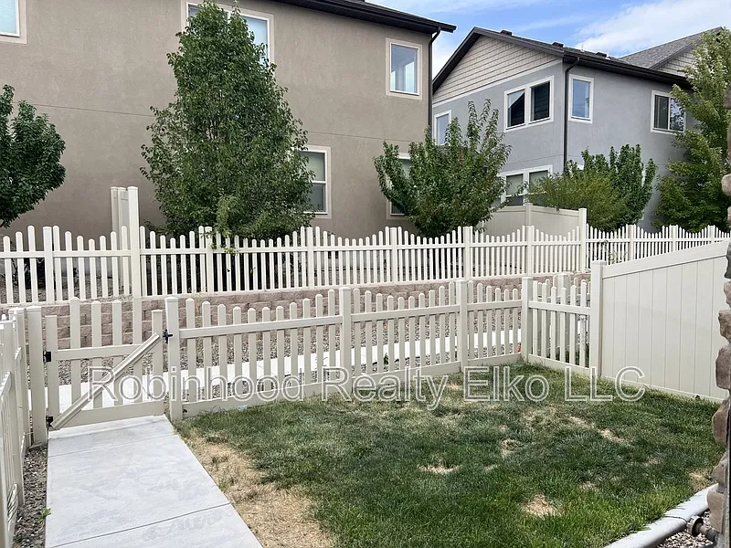 2 bed, 2.5 bath, 1239 sqft, $2,100 — Photo 3