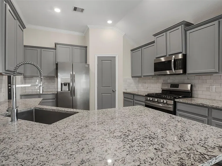 15218 Kickapoo Cavern Dr — Photo 5