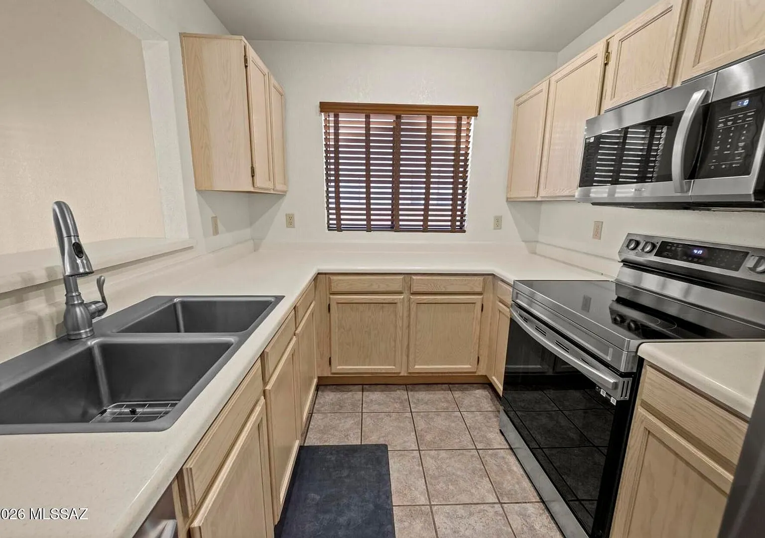 Modern Comfort Meets Convenience 3 bedroom 2 bath — Photo 2