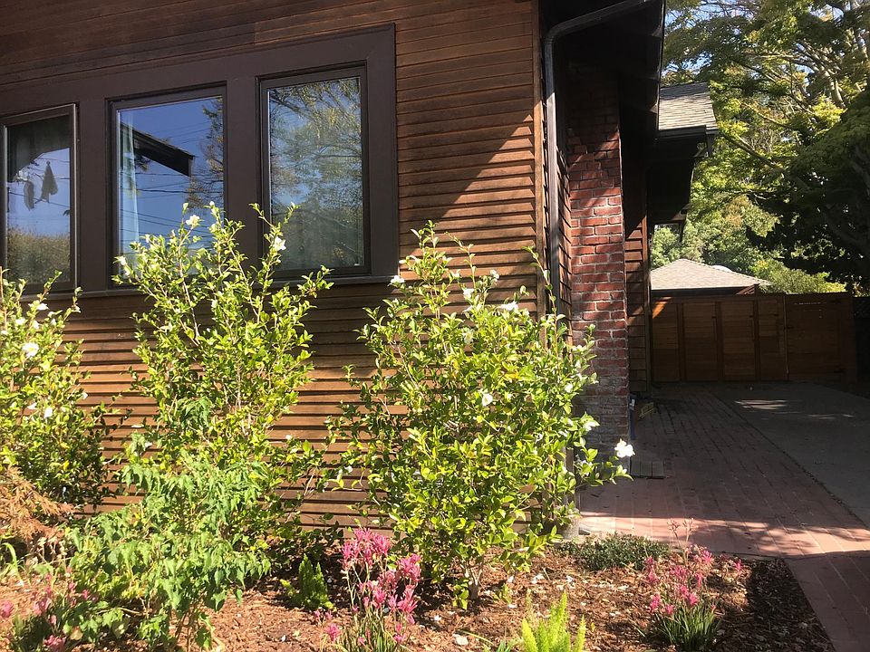 Entrance to cottage down driveway through gate.