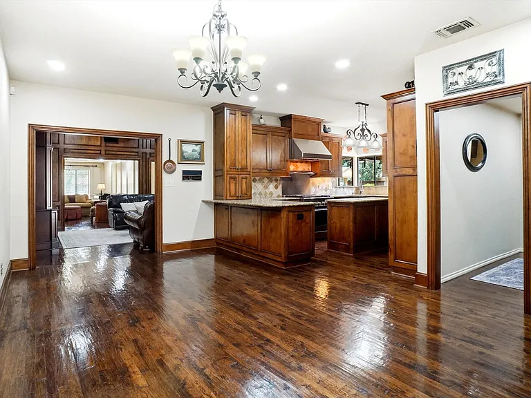 2412 Emerald Cir — Photo 11
