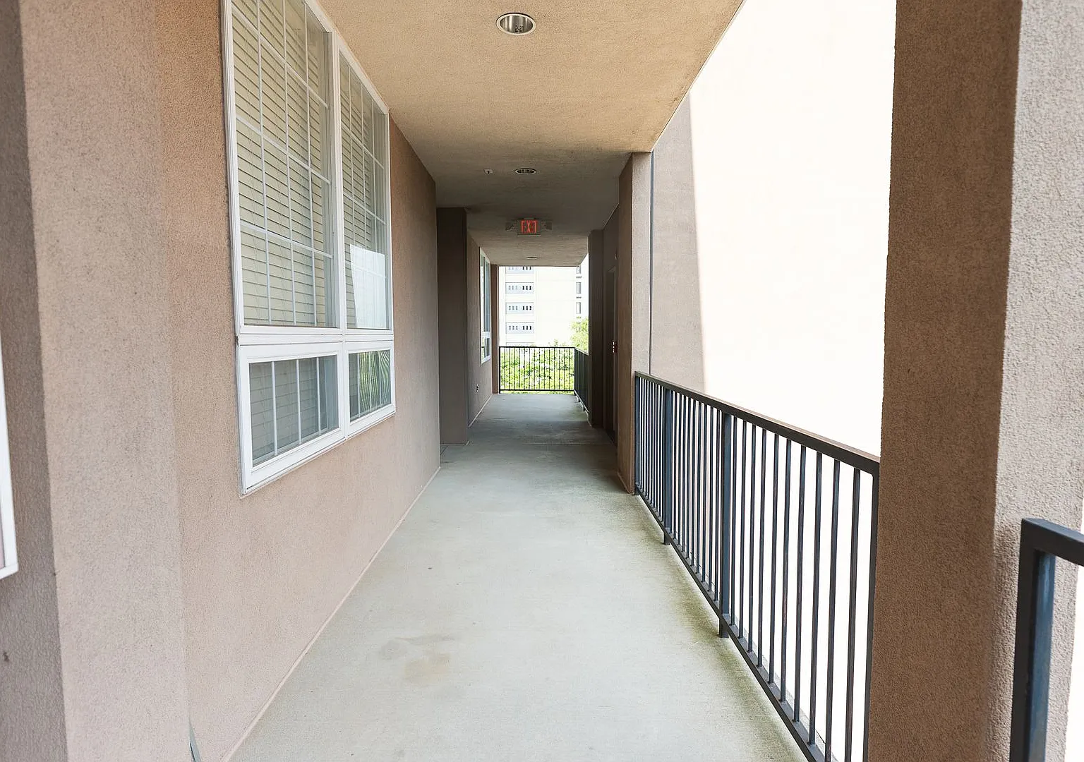Spacious 2BR Apartment in the Heart of Downtown with Private Garage Parking — Photo 3