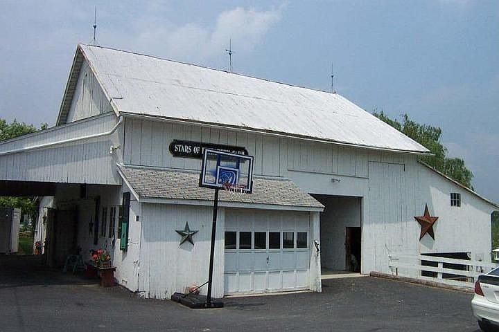 2nd image of 910 Newport Rd