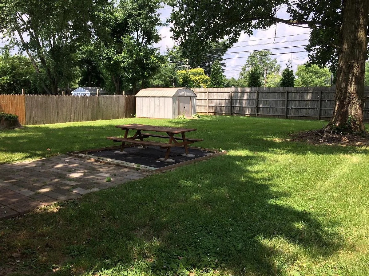 3 bed, 900 sqft, $2,100 — Photo 2