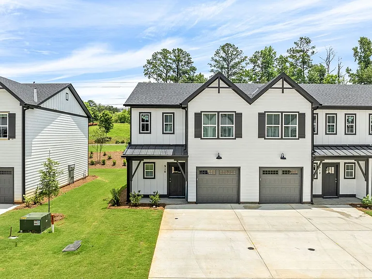 910 Winslow Ct — Photo 1