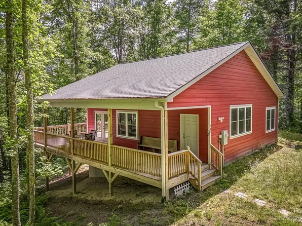 565 Pinewood Knoll Dr, Hendersonville, NC 28739
