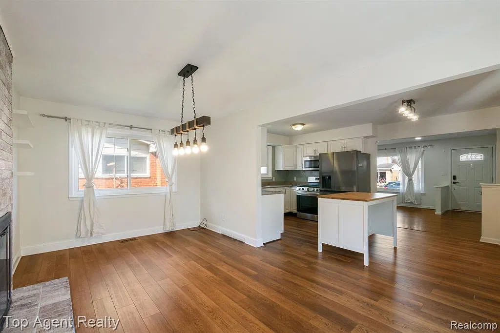 3 bed, 1283 sqft, $2,400 — Photo 3