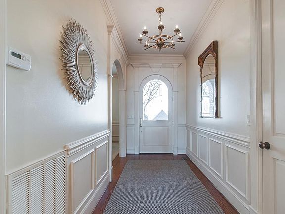 4th image of 504 Windsor Park Ln
