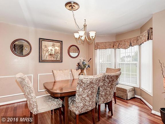 3rd image of 606 Annapolis Walk Dr