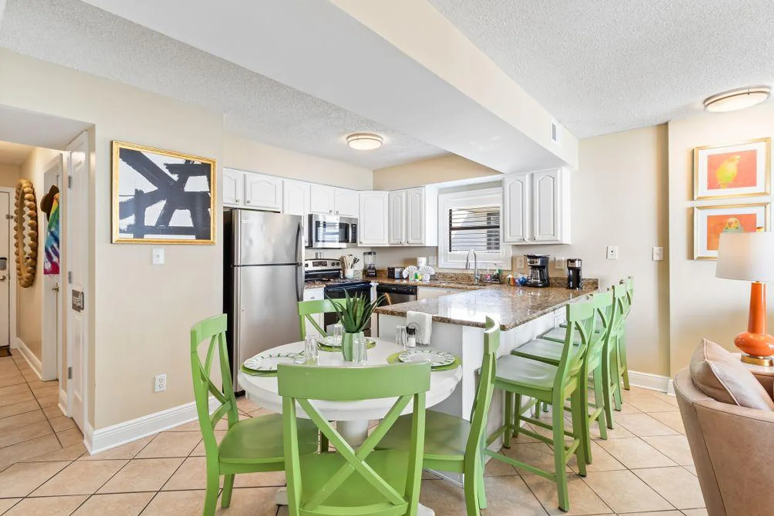3 bed, 2.0 bath, 1076 sqft, $4,256 — Photo 4