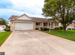 2808 Candlelight Dr, York, PA 17402