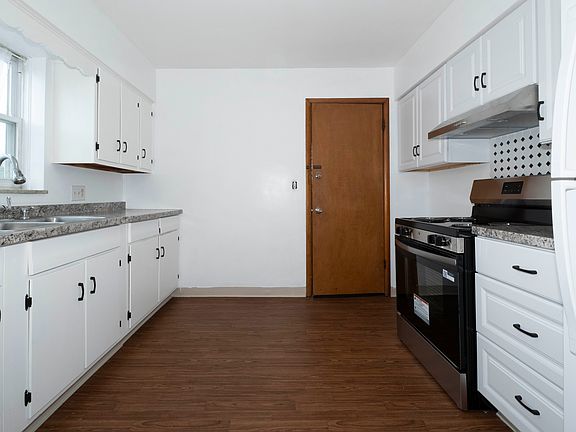 5th image of 3174 Sherbrooke Rd