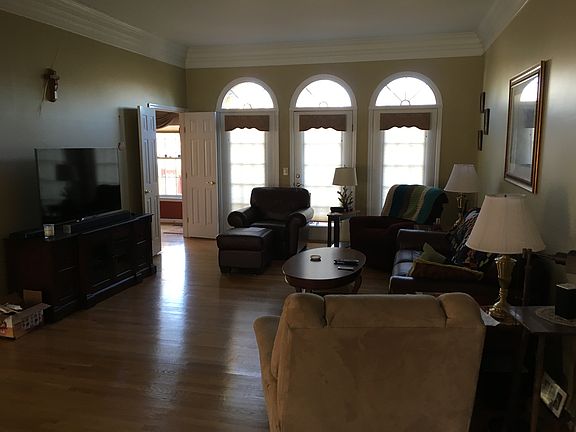 5th image of 130 Lexington Dr