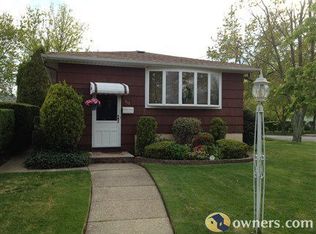 212 Woods Of Arden Rd, Staten Island, NY 10312