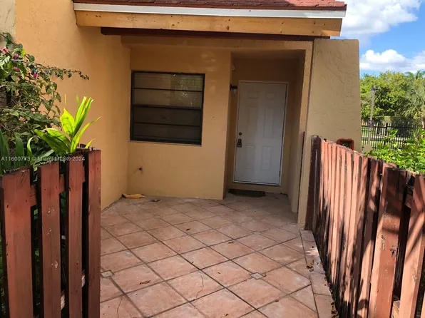 271 W Park Dr APT 7-10, Miami, FL 33172