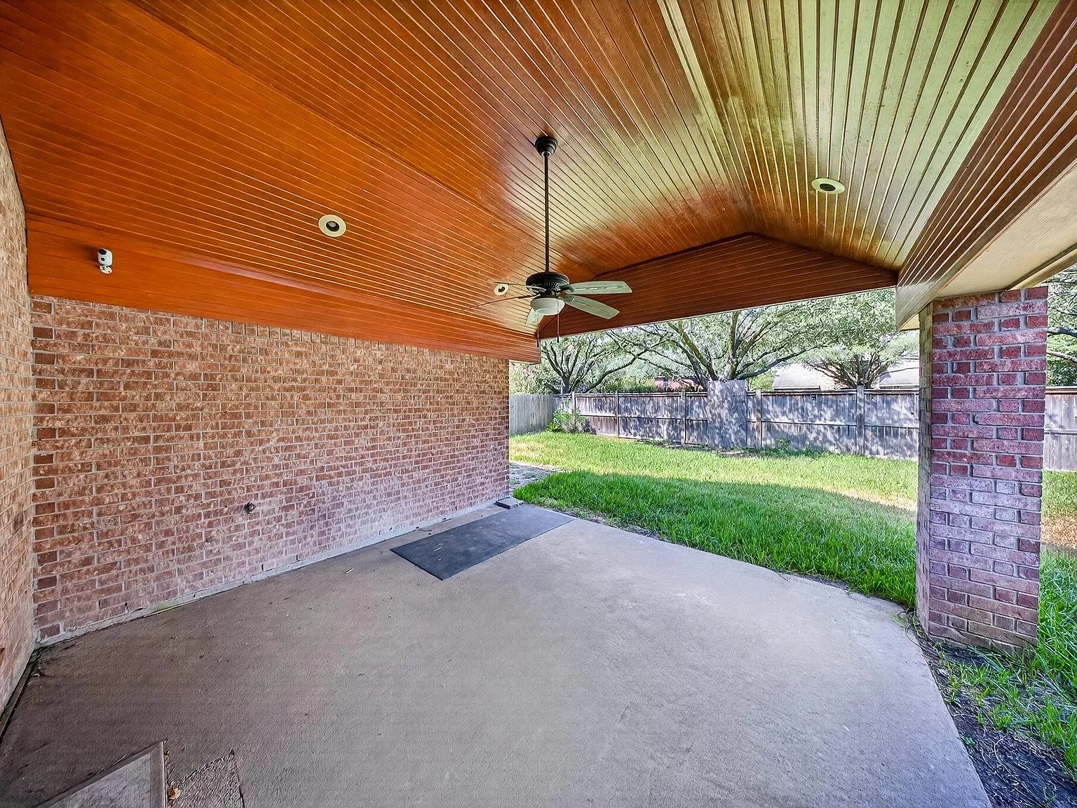 3 bed, 2.5 bath, 2272 sqft, $2,250 — Photo 2