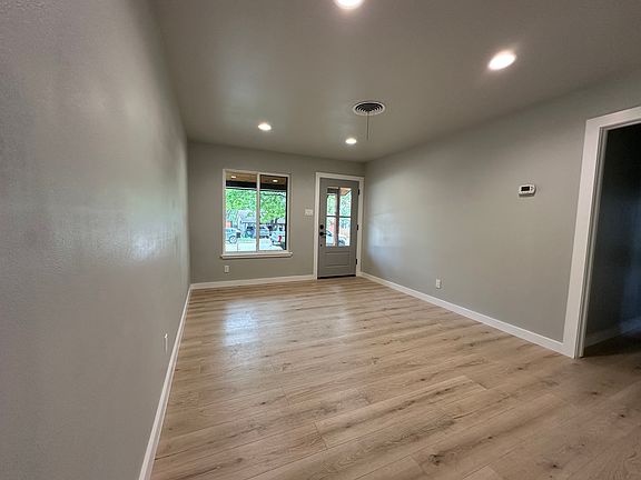 3rd image of 203 White Oak Dr