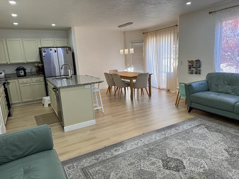 3319 W Upper Newark Way