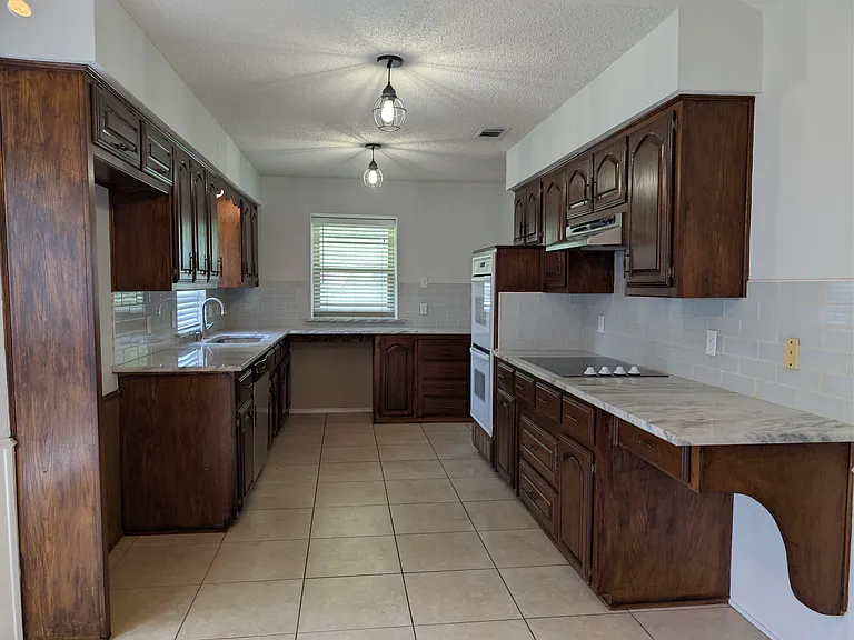 1609 Geneva Ln — Photo 5