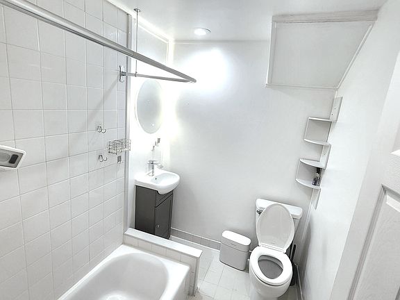 2nd image of 946 Oakmont St Floor 1