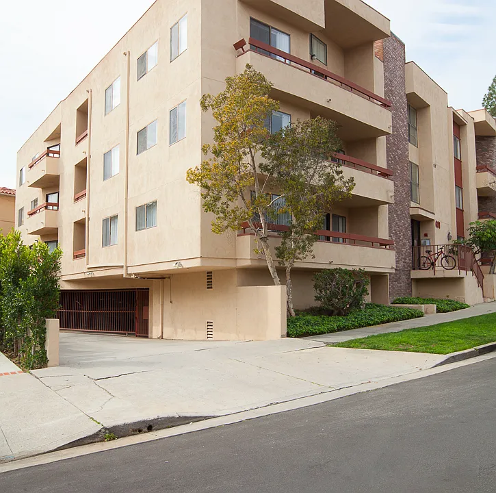 601 Westholme Ave #204