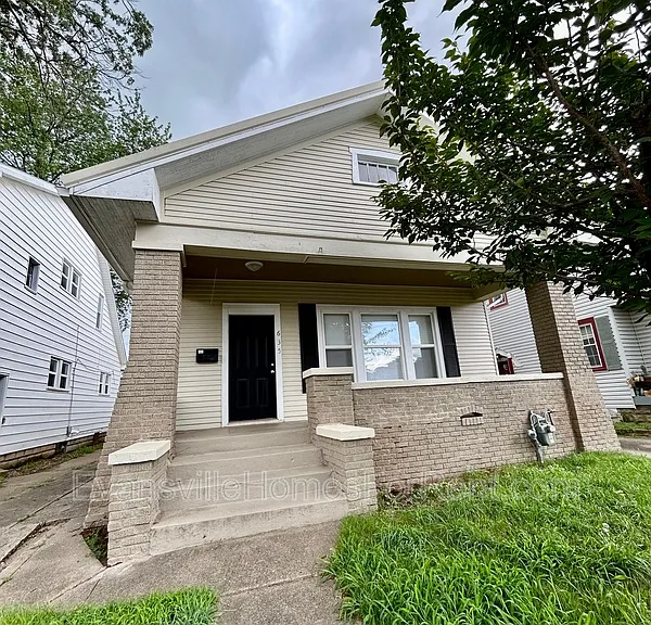 635 S Rotherwood Ave — Photo 2