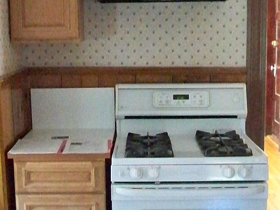 3rd image of 260 Walton St Floor 2