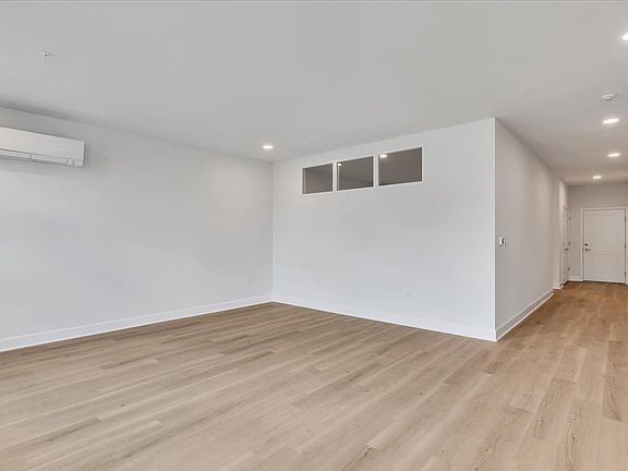 4th image of 102 Hackett Blvd #304