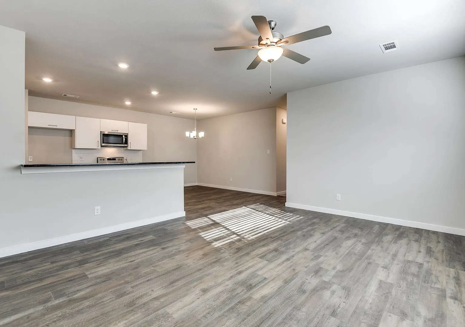Gorgeous 3 Bedroom Duplex Located In Midlothian Isd! — Photo 2