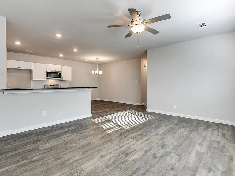 653 Blackland Dr — Photo 2