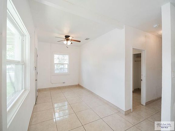 4th image of 902 N D St