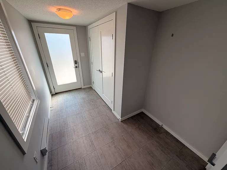 1758 Keene Cres SW — Photo 19