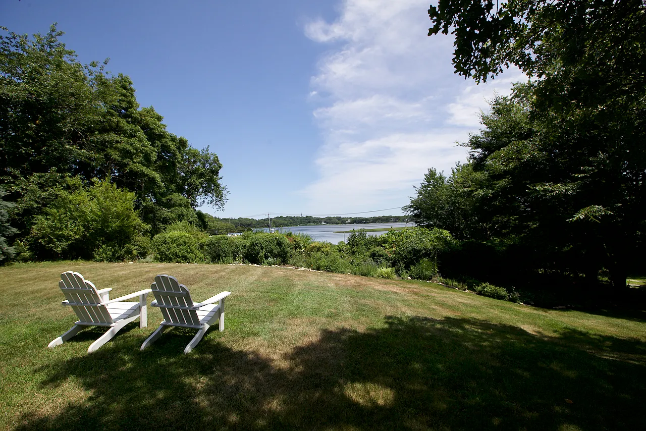 West Neck Contemporary Farmhouse With Majestic Views — Photo 3