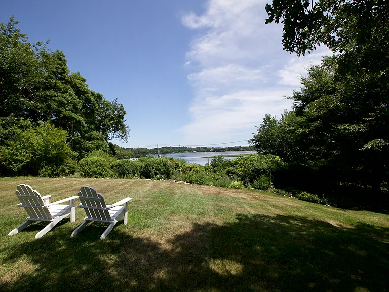 140 W Neck Rd — Photo 3