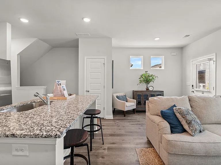 1015 Harden Dr NW — Photo 34