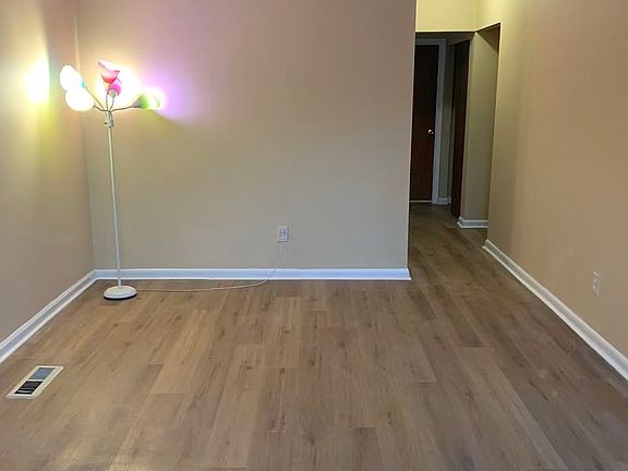 3rd image of 10007 Jeanes St