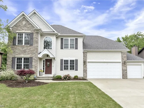 6455 Woodhawk Dr, Mayfield Heights, OH 44124