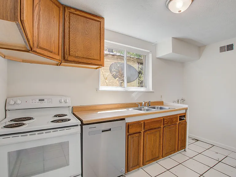 2418 1/2 Laurel St — Photo 14